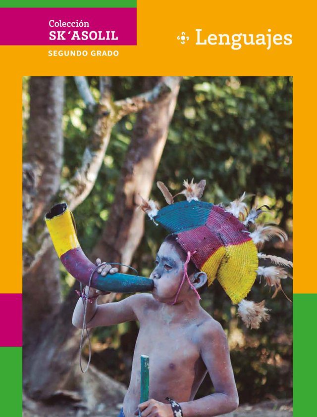 Portada de Lenguajes de segundo grado de secundaria, colección Sk'asolil: fotografía de un niño con un tocado de plumas y cuentas de colores que sopla un cuerno