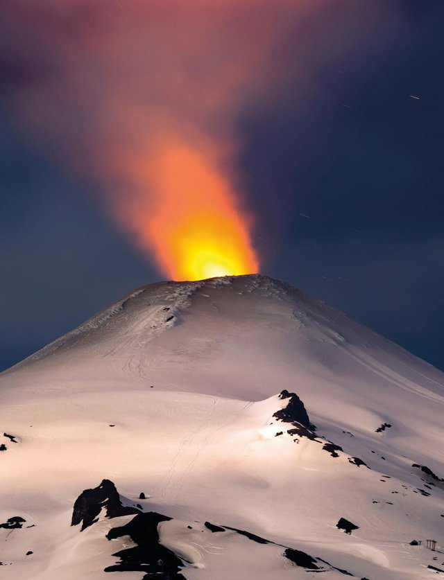 Imagen de portada del Texto del Estudiante de Ciencias Naturales 7° Básico: un volcán nevado en erupción