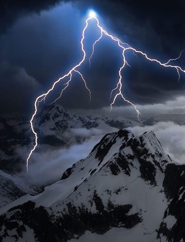 Imagen de portada del Texto del Estudiante de Ciencias Naturales 8° Básico: rayos sobre una montaña nevada al anochecer