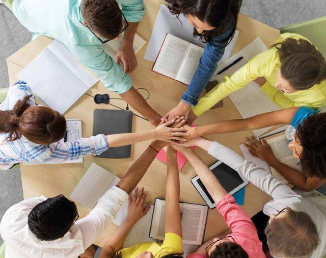 Imagen de portada del Texto del Estudiante de Educación Ciudadana 3° y 4° Medio: jóvenes reunidos alrededor de una mesa con las manos juntas