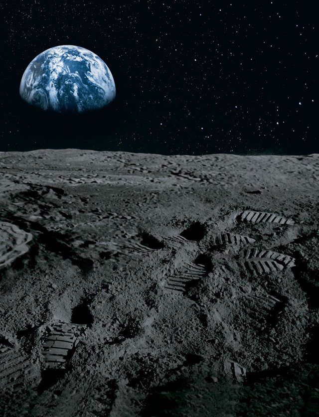 Imagen de portada del Texto del Estudiante de Historia 2° Medio: la Tierra vista desde la superficie de la Luna, con huellas en el suelo