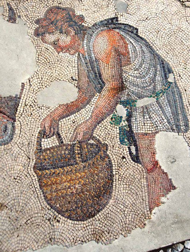 Imagen de portada del Texto del Estudiante de Historia 3° Básico: un mosaico antiguo de una persona que carga un canasto