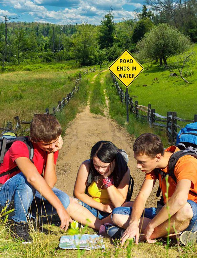 Imagen de portada del Texto del Estudiante de Inglés 2° Medio: tres jóvenes que consultan un mapa en un camino rural junto a una señal de «Road ends in water»