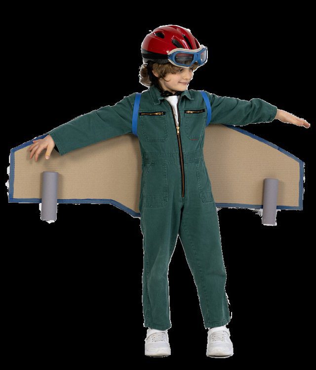 Imagen de portada del Texto del Estudiante de Inglés 4° Básico: un niño con casco, gafas y un traje verde con alas de cartón, sobre fondo negro