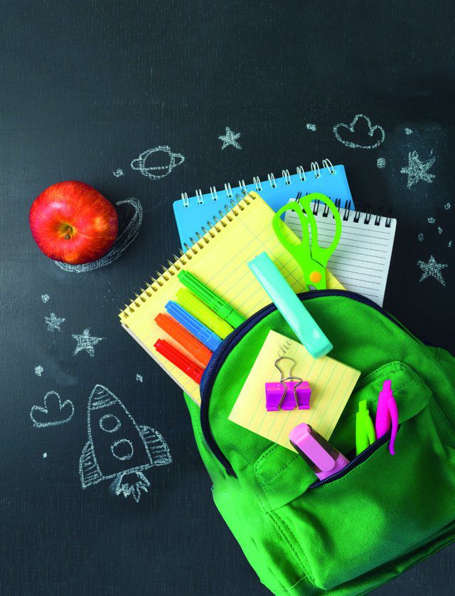 Imagen de portada del Texto del Estudiante de Inglés 5° Básico: una mochila verde con útiles escolares, una manzana y dibujos de tiza en un pizarrón