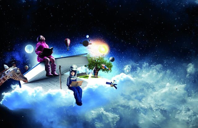Imagen de portada del Texto del Estudiante de Lenguaje 5° Básico: dos astronautas que leen sobre una nube con planetas en un cielo estrellado