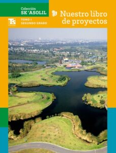 Portada de Nuestro libro de proyectos, Tomo I, segundo grado de telesecundaria, colección Sk'asolil: fotografía aérea de un lago y humedales con vegetación