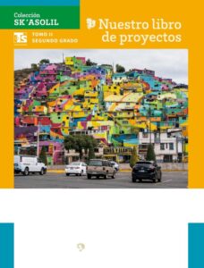 Portada de Nuestro libro de proyectos, Tomo II, segundo grado de telesecundaria, colección Sk'asolil: fotografía de un cerro cubierto de casas pintadas de colores sobre una calle con autos