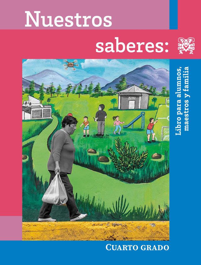 Portada de Nuestros saberes de cuarto grado: mural de una mujer que camina con una bolsa junto a un campo verde donde juegan niñas y niños, con una escuela y montañas al fondo
