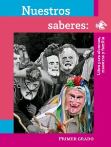 Portada de Nuestros saberes de primer grado: fotografía en blanco y negro de personas con máscaras de danza tradicional, con una máscara de rostro rosado y listones de colores en primer plano