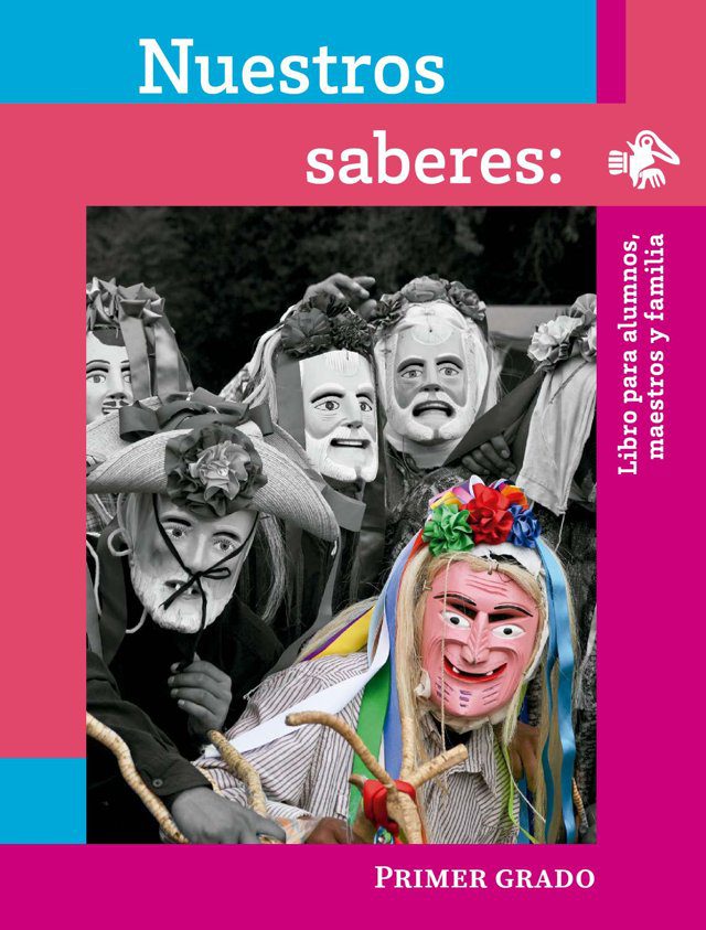 Portada de Nuestros saberes de primer grado: fotografía en blanco y negro de personas con máscaras de danza tradicional, con una máscara de rostro rosado y listones de colores en primer plano
