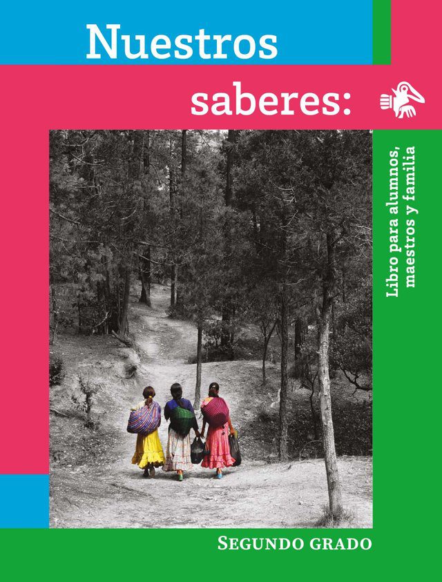Portada de Nuestros saberes de segundo grado: fotografía en blanco y negro de un sendero entre árboles por el que caminan tres mujeres con ropa de colores