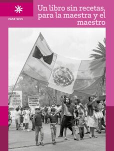 Portada de Un libro sin recetas para la maestra y el maestro, Fase 6: fotografía en blanco y negro de una manifestación con niñas, niños y adultos que sostienen una bandera de México