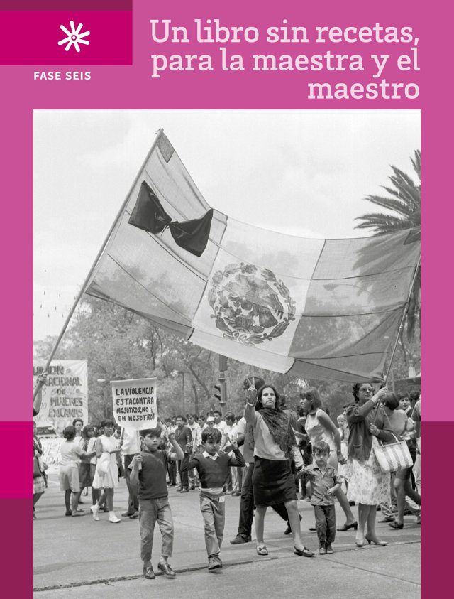 Portada de Un libro sin recetas para la maestra y el maestro, Fase 6: fotografía en blanco y negro de una manifestación con niñas, niños y adultos que sostienen una bandera de México