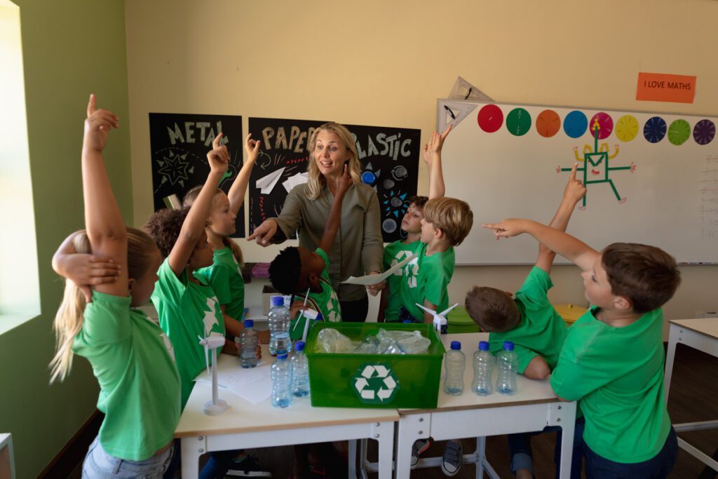 Estudiantes y una profesora participan en una actividad de reciclaje en el aula